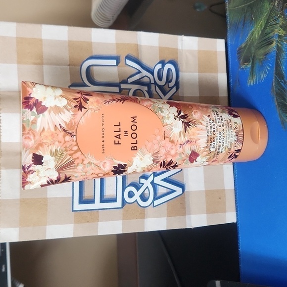Bath &  Body Works Fall in Bloom Ultimate Hydration Body Cream - Picture 2 of 5